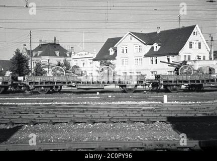 Bahntransport / Militärtransport Wehrmacht Heer Leichte Feldhaubitze leFH 18 10,5 cm - Deutsche Bahn mit Bundeswehr-Leichenfeld Howitzer 18 10,5cm Stockfoto