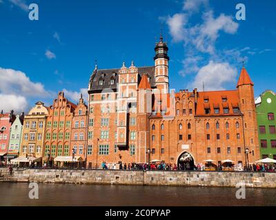 Historische Gebäude und St. Mary's Gate, oder Mariacka Tor, am Fluss Motlawa Damm in der Altstadt von Danzig, Polen Stockfoto