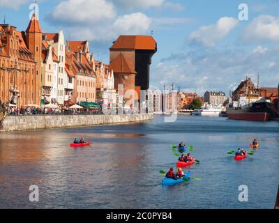 Motlawa Fluss mit vielen Kajakfahrern in Danzig, Polen Stockfoto