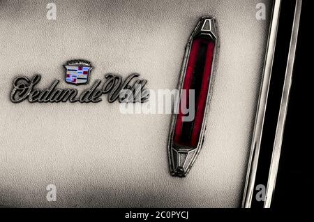 Heraklion, Creete / Griechenland. Detailansicht eines Cadillac Sedan de Ville aus den 1970er Jahren mit dem roten Nebelscheinwerferreflektor Stockfoto