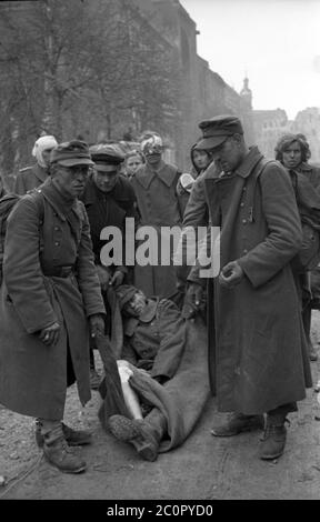 29. & 30.04.1945 Kampf / Schlacht um Berlin Wehrmacht Kriegsgefangene der Roten Armee - 29. Und 30. April 1945 Kampf in Berlin mit der Roten Armee - Kriegsgefangener in der Hand der Roten Armee Stockfoto