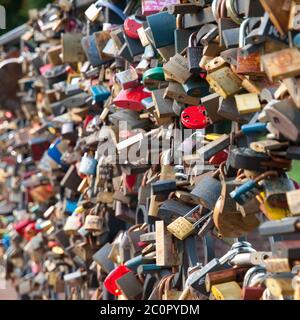 Viele Vorhängeschlösser an einem Zaun als Symbol der Liebe Stockfoto