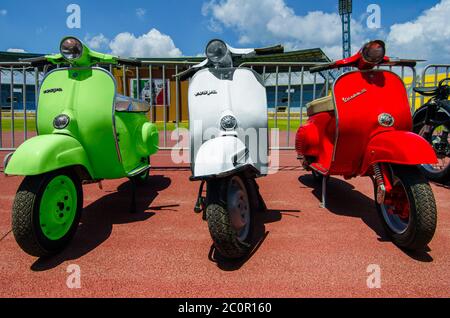 Heraklion, Kreta / Griechenland. Drei italienische Vintage-Motorroller von Vespa in grün, weiß und rot, die die Farben der italienischen Flagge repräsentieren Stockfoto