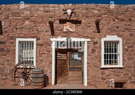 Eingang zum Geschäft in der Hubbell Trading Post National Historic Site, Navajo Indianerreservat, Ganado, Arizona, USA Stockfoto