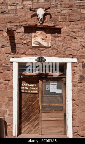 Eingang zum Geschäft in der Hubbell Trading Post National Historic Site, Navajo Indianerreservat, Ganado, Arizona, USA Stockfoto