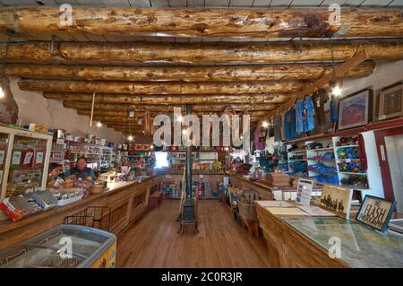 Ladeneinrichtung in Hubbell Trading Post National Historic Site, Navajo Indian Reservation, Ganado, Arizona, USA Stockfoto