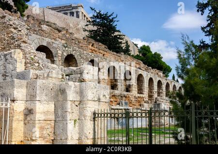 Athen, Attika / Griechenland. Blick auf die antiken Ruinen der archäologischen Stätte des Odeon des Herodes Atticus (oder Herodion) direkt unter dem Parthenon Stockfoto