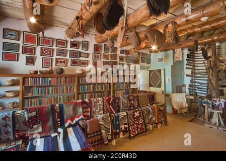 Teppich Zimmer in Hubbell Trading Post National Historic Site, Navajo Indianerreservat, Ganado, Arizona, USA Stockfoto