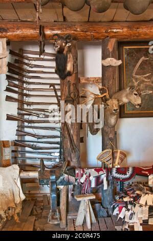 Gewehre im Rug Room der Hubbell Trading Post National Historic Site, Navajo Indianerreservat, Ganado, Arizona, USA Stockfoto