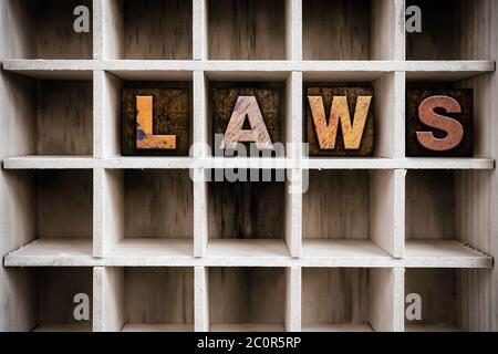 Gesetz Konzept Holzbrieftpresse Typ in Schublade Stockfoto