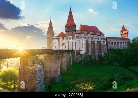 Legendäre Corvins Schloss in hunedoara bei Sonnenaufgang. Eines der größten in europa und ist in einer Liste von sieben Wunder von rumänien. Am häufigsten besuchte Reise-desti Stockfoto