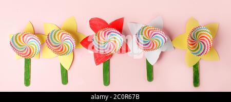 Papierhandwerk Blume Dekoration Konzept auf rosa Hintergrund, einfache kreative diy-Idee für Kinder, Kindertagesstätte, Kindergarten, Schule, Happy Mother Day Gruß Stockfoto