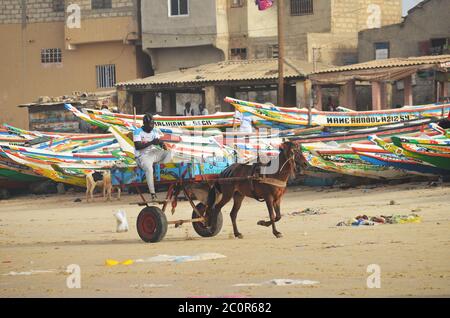 Ein Pferdewagen in Yoff Beach, einem bevölkerungsreichen Küstenviertel in Dakar, Senegal Stockfoto