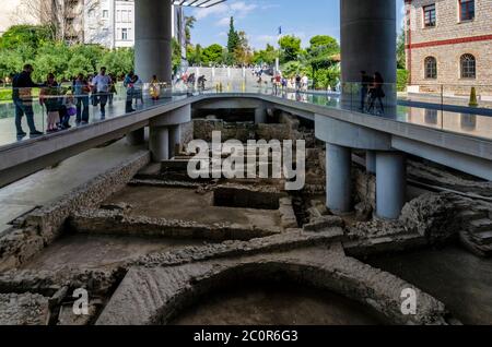 Athen, Attika / Griechenland. Antike Ruinen an der archäologischen Stätte direkt vor dem Eingang des modernen Akropolis-Museums in Athen Stockfoto