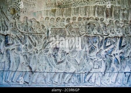Bas Reliefschnitzerei einer Prozession, die eine Arche mit religiöser Bedeutung trägt. Innenwand im Angkor Wat Tempel, Siem Reap, Kambodscha. Stockfoto
