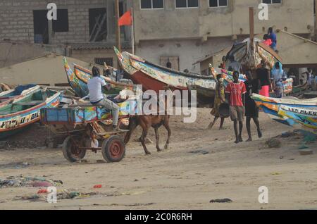 Ein Pferdewagen in Yoff Beach, einem bevölkerungsreichen Küstenviertel in Dakar, Senegal Stockfoto