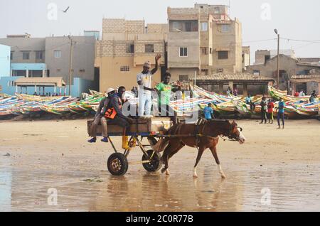 Ein Pferdewagen in Yoff Beach, einem bevölkerungsreichen Küstenviertel in Dakar, Senegal Stockfoto