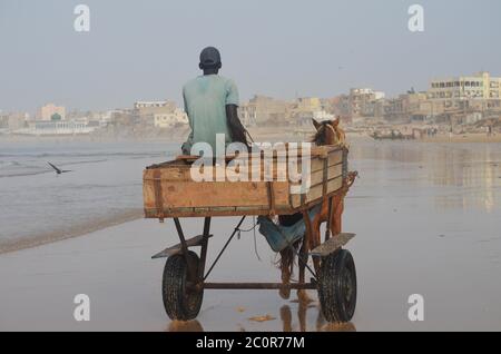 Ein Pferdewagen in Yoff Beach, einem bevölkerungsreichen Küstenviertel in Dakar, Senegal Stockfoto