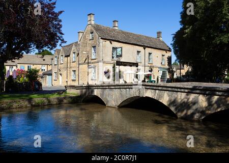 Das Kingsbridge Inn am Fluss Windrush, Bourton-on-the-Water, Cotswolds, Gloucestershire, England, Großbritannien Stockfoto