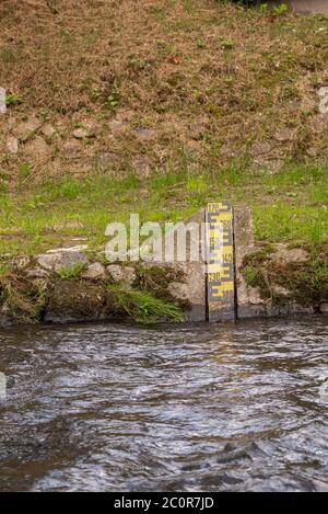 Wasserstaumessung. Hochwasserwarnung. Stockfoto