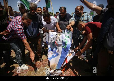 Rafah, Palästina. Juni 2020. Während der Proteste werden Demonstranten gesehen, wie sie die Plakate verbrennen. Palästinenser protestieren gegen Israels Pläne, Teile des besetzten Westjordanlandes in Rafah im südlichen Gazastreifen zu annektieren. Juni 11, 2020. Die Pläne sehen vor, Siedlungen im Westjordanland und das Jordantal, wie vom US-Präsidenten vorgeschlagen, anzugliedern. (Foto von Yousef Masoud/INA Photo Agency/Sipa USA) Quelle: SIPA USA/Alamy Live News Stockfoto