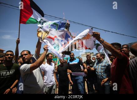 Rafah, Palästina. Juni 2020. Während der Proteste werden Demonstranten gesehen, wie sie die Plakate verbrennen. Palästinenser protestieren gegen Israels Pläne, Teile des besetzten Westjordanlandes in Rafah im südlichen Gazastreifen zu annektieren. Juni 11, 2020. Die Pläne sehen vor, Siedlungen im Westjordanland und das Jordantal, wie vom US-Präsidenten vorgeschlagen, anzugliedern. (Foto von Yousef Masoud/INA Photo Agency/Sipa USA) Quelle: SIPA USA/Alamy Live News Stockfoto