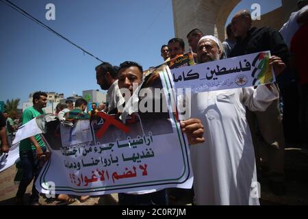 Rafah, Palästina. Juni 2020. Ein Palästinenser hält ein Protestplakat. Palästinenser protestieren gegen Israels Pläne, Teile des besetzten Westjordanlandes in Rafah im südlichen Gazastreifen zu annektieren. Juni 11, 2020. Die Pläne sehen vor, Siedlungen im Westjordanland und das Jordantal, wie vom US-Präsidenten vorgeschlagen, anzugliedern. (Foto von Yousef Masoud/INA Photo Agency/Sipa USA) Quelle: SIPA USA/Alamy Live News Stockfoto