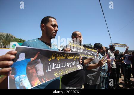 Rafah, Palästina. Juni 2020. Palästinenser hält Plakat während des Protestes. Palästinenser protestieren gegen Israels Pläne, Teile des besetzten Westjordanlandes in Rafah im südlichen Gazastreifen zu annektieren. Juni 11, 2020. Die Pläne sehen vor, Siedlungen im Westjordanland und das Jordantal, wie vom US-Präsidenten vorgeschlagen, anzugliedern. (Foto von Yousef Masoud/INA Photo Agency/Sipa USA) Quelle: SIPA USA/Alamy Live News Stockfoto