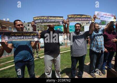 Rafah, Palästina. Juni 2020. Palästinenser hält Plakat während des Protestes. Palästinenser protestieren gegen Israels Pläne, Teile des besetzten Westjordanlandes in Rafah im südlichen Gazastreifen zu annektieren. Juni 11, 2020. Die Pläne sehen vor, Siedlungen im Westjordanland und das Jordantal, wie vom US-Präsidenten vorgeschlagen, anzugliedern. (Foto von Yousef Masoud/INA Photo Agency/Sipa USA) Quelle: SIPA USA/Alamy Live News Stockfoto