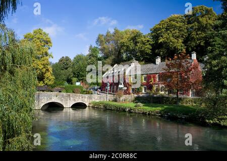 The Swan Hotel in Autumn, Bibury, Cotswolds, Gloucestershire, England, Großbritannien Stockfoto