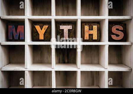 Mythen Konzept Holzbrieferpresse Typ in Schublade Stockfoto