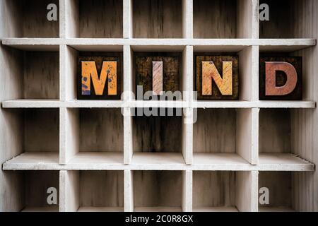 Mind Concept Holzbrieferpresse Typ in Schublade Stockfoto