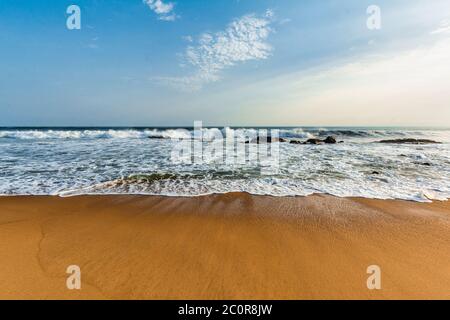 Strand mit rotem Sand und blauem Sonnenuntergang Himmel in Congo Town, Monrovia, Liberia Stockfoto