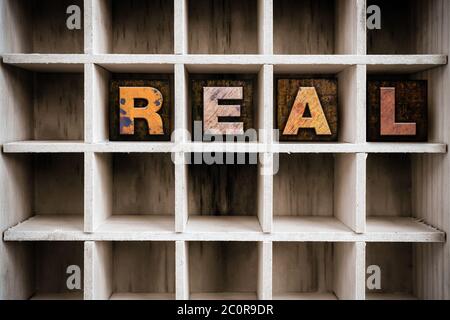 Real Concept Holz Briefpresse Typ in Schublade Stockfoto