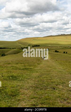 Wanderer auf Knap Hill auf den Pewsey Downs, Wiltshire, England, Großbritannien Stockfoto