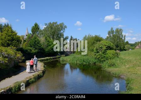 Loose Village, Kent, Großbritannien. Mai 2020. Die Menschen nutzen das schöne Wetter, um einen Spaziergang entlang des schmalen Fußweges in Loose Brooks, dem Bach, zu machen Stockfoto