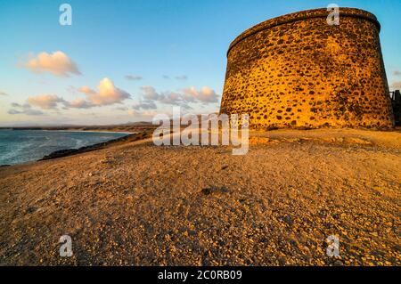 Bunker bei Sonnenuntergang an einem bewölkten Himmel, Stockfoto