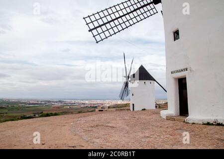 Traditionelle Turmmühlen in Castilla La Mancha, Spanien Stockfoto