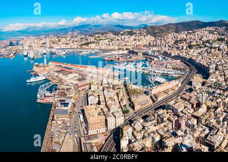Genua Hafen Antenne Panoramablick. Genua oder Genua ist die Hauptstadt der Region Ligurien in Italien. Stockfoto
