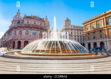 Brunnen an der Piazza De Ferrari oder Ferrari-Platz, der Hauptplatz der Stadt Genua in Ligurien Region in Italien Stockfoto