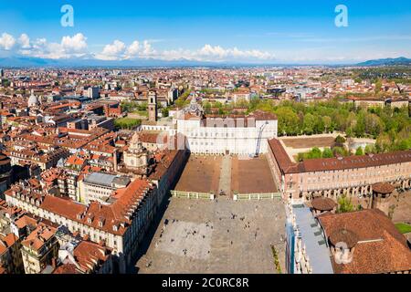 Piazza Castello oder Castle Square Antenne Panoramablick, ein Hauptplatz im Zentrum der Stadt Turin, der Region Piemont in Italien Stockfoto