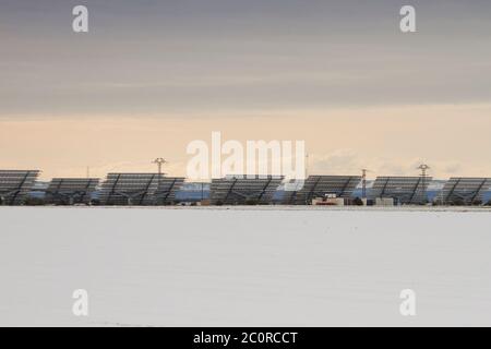 Solarpanels Feld in Winerlandschaft Stockfoto