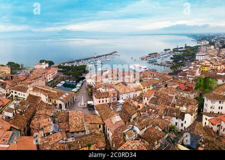 Desenzano del Garda Hafen Antenne Panoramablick. Desenzano ist eine Stadt am Ufer des Gardasees in der Provinz Brescia in der Lombardei, Italien. Stockfoto