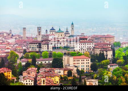 Bergamo obere Stadt Antenne Panoramablick. Bergamo ist eine Stadt in der alpinen Region Lombardei in Norditalien. Stockfoto