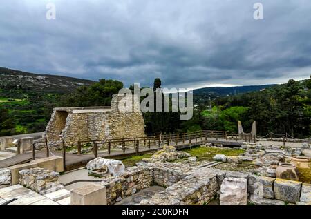 Knossos Palace, Kreta / Griechenland. Panoramablick auf die archäologische Stätte von Knossos. Die Skulptur der heiligen Stierhörner Symbol der Macht für die Minoer Stockfoto