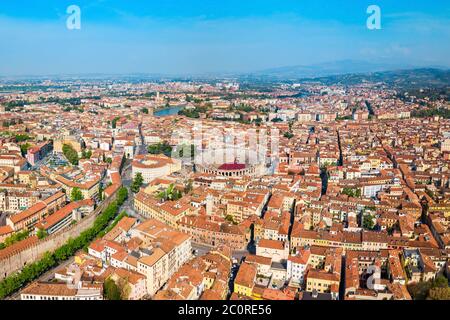 Die Arena von Verona Antenne Panoramablick. Arena ist ein römisches Amphitheater in der Piazza Bra in Verona, Italien Stockfoto