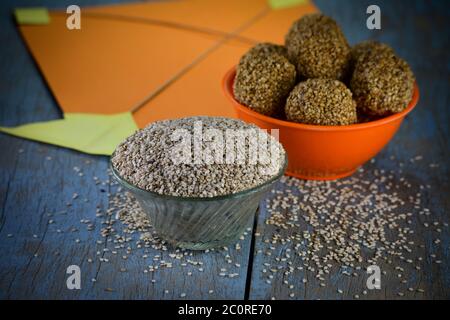 Sesamsamen und Sesam laddu, Indian Festival makar sankranti Konzept Stockfoto