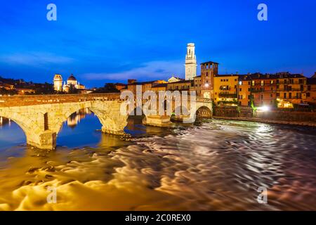 Ponte Pietra Brücke ist eine römische Bogen Steinbrücke die Etsch Kreuzung in Verona, Venetien in Italien Stockfoto