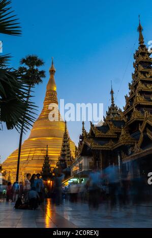 Goldenen Shwedagon-Pagode in Yangon Myanmar bei Nacht Stockfoto