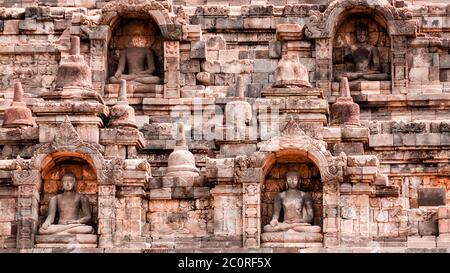 Vier sitzen Buddha geschnitzt in Stein am Borobudur Stockfoto